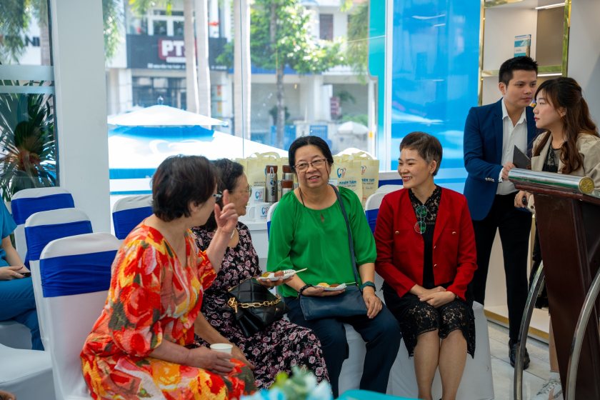 Cô Phượng Đào chia sẻ câu chuyện với các khách hàng tại Nha khoa Nhân Tâm Cô Phượng Đào chia sẻ câu chuyện với các khách hàng tại Nha khoa Nhân Tâm