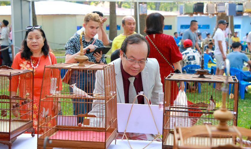 TS.BS Võ Văn Nhân là vị bác sĩ nha khoa có niềm đam mê với dòng chim chào mào