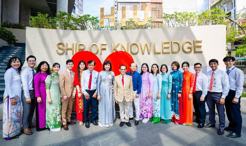 Khoa RHM Trường Đại học Quốc tế Hồng Bàng quy tụ đội ngũ giảng viên là các giáo sư, tiến sĩ, bác sĩ chuyên khoa giỏi