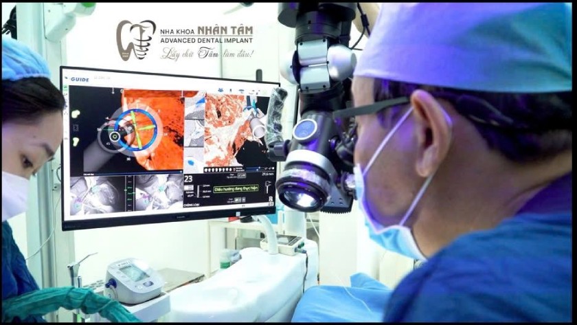 Quá trình phẫu thuật có sự trợ giúp của công nghệ định vị X-Guide và hệ thống kính hiển vi CJ-Optik Quá trình phẫu thuật có sự trợ giúp của công nghệ định vị X-Guide và hệ thống kính hiển vi CJ-Optik