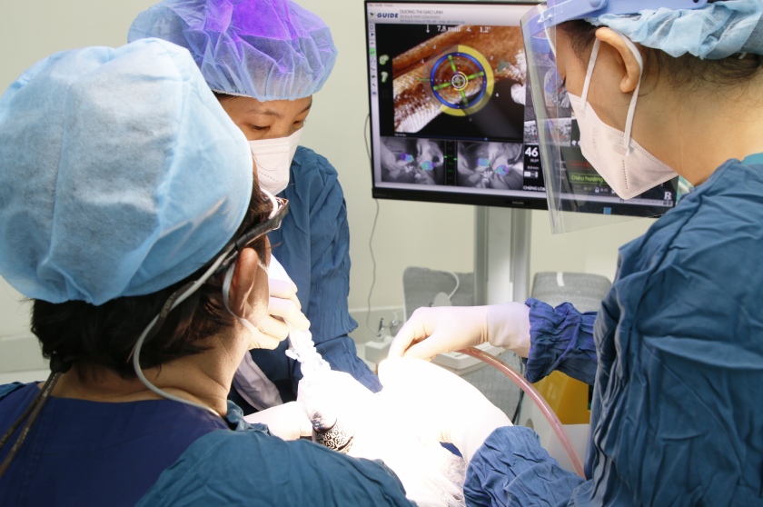 TS.BS Võ Văn Nhân là chuyên gia cấy ghép Implant giỏi với hơn 25 năm kinh nghiệm