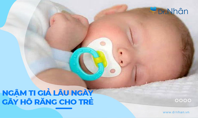 Ngậm ti giả lâu ngày có làm con bị hô răng?