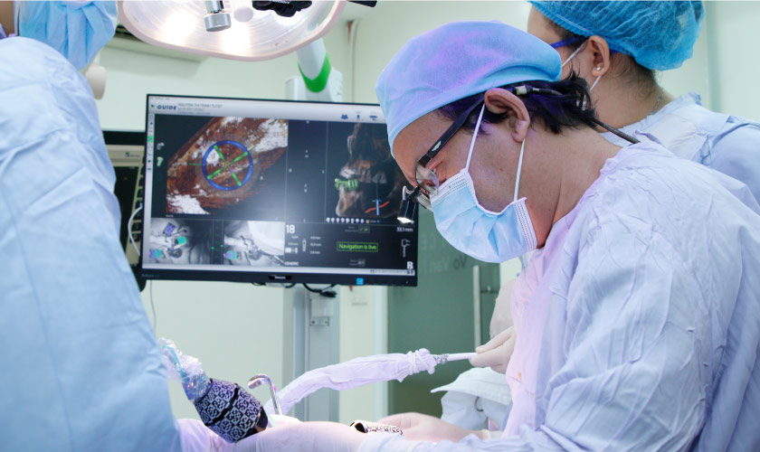 Bs Nhân được mệnh danh là đôi bàn tay vàng của ngành Implant nha khoa Việt Nam