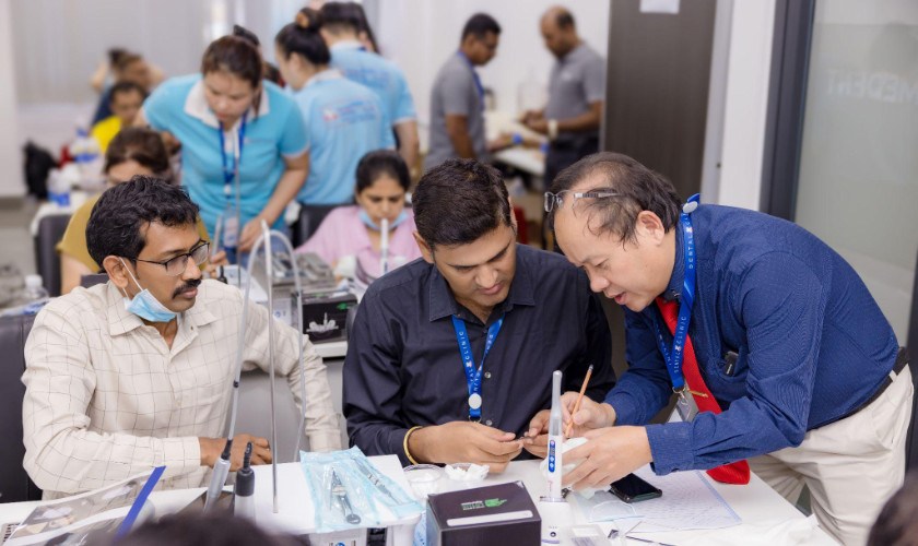 Các bác sĩ Ấn Độ kiểm tra kiến thức thu được với bài hành trên mô hình răng