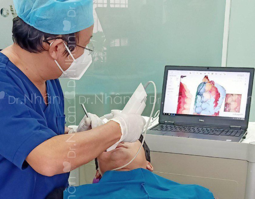 TS.BS Võ Văn Nhân thực hiện lấy dấu kỹ thuật số cho Khách hàng của Nha khoa Nhân Tâm TS.BS Võ Văn Nhân thực hiện lấy dấu kỹ thuật số cho Khách hàng của Nha khoa Nhân Tâm