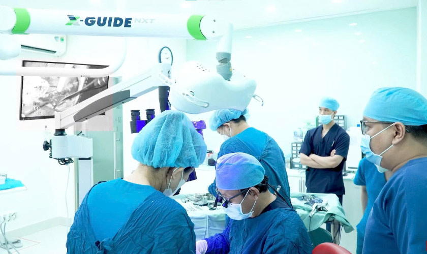 TS.BS Võ Văn Nhân và ekip Nha khoa Nhân Tâm thực hiện cấy ghép Implant toàn hàm bằng công nghệ X-Guide NXT tích hợp phần mềm FastMap®