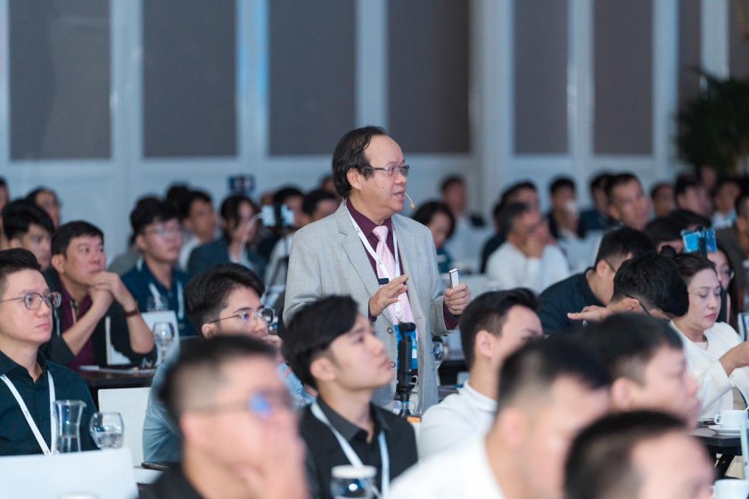 TS.BS Võ Văn Nhân chia sẻ tại hội nghị TS.BS Võ Văn Nhân chia sẻ tại hội nghị