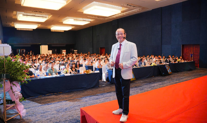 TS.BS Võ Văn Nhân báo cáo tại VIETDANG SYMPOSIUM 2025