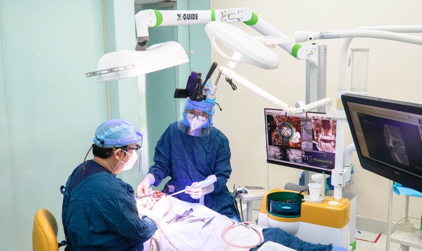 Phẫu thuật cấy ghép Implant (quá trình cắm trụ Implant sẽ được chia làm nhiều lần, mỗi lần cắm 2 trụ Implant)